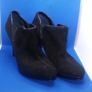 Gorgeous suede Bandolino heels size 9 and 1/2